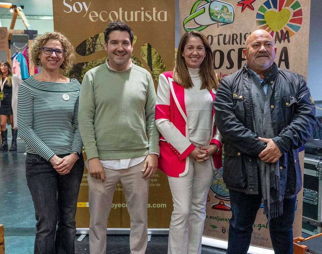 Representantes de la Asociación de Ecoturismo en España y autoridades asistentes al acto de inauguración de BioCultura en A Coruña