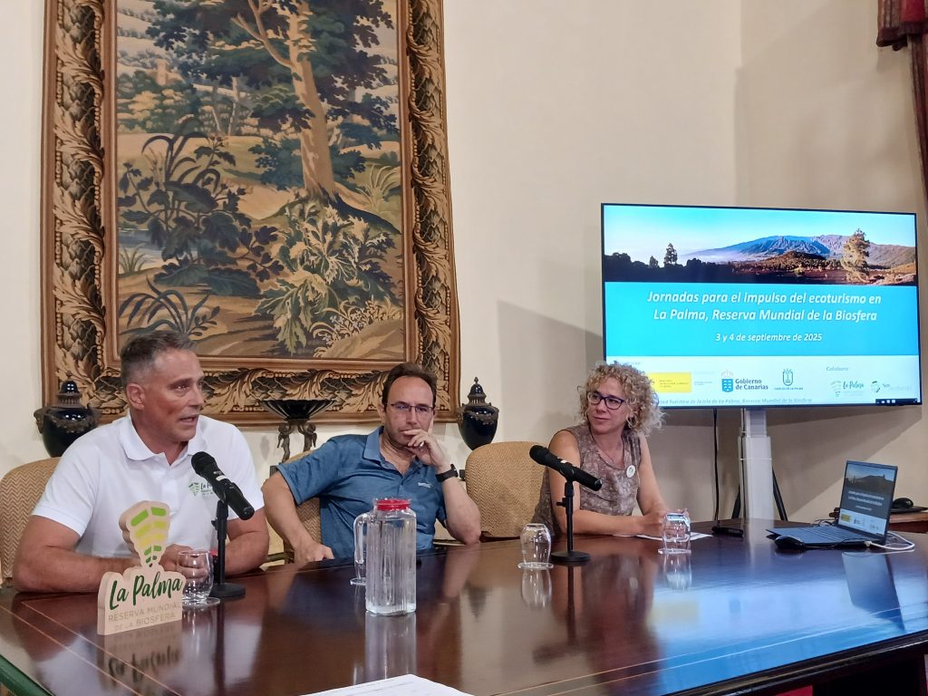 De izqda. a dcha. D. Alfonso Montes de Oca, Director Fundación Canaria Reserva de la Biosfera La Palma, D. Francisco Prieto Prieto, Jefe de Servicio Medio Ambiente y Emergencias del Cabildo de La Palma y Dña. Amanda Guzmán, Gerente de la Asociación de Ecoturismo en España.