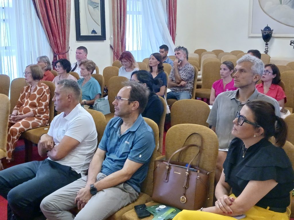 De izqda. a dcha. D. Alfonso Montes de Oca, Director Fundación Canaria Reserva de la Biosfera La Palma, D. Francisco Prieto Prieto, Jefe de Servicio Medio Ambiente y Emergencias del Cabildo de La Palma y Doña Raquel Rebollo, Consejera Insular de Turismo del Cabildo de La Palma.3 y 6. D. Alfonso Montes de Oca, Director Fundación Canaria Reserva de la Biosfera La Palma.