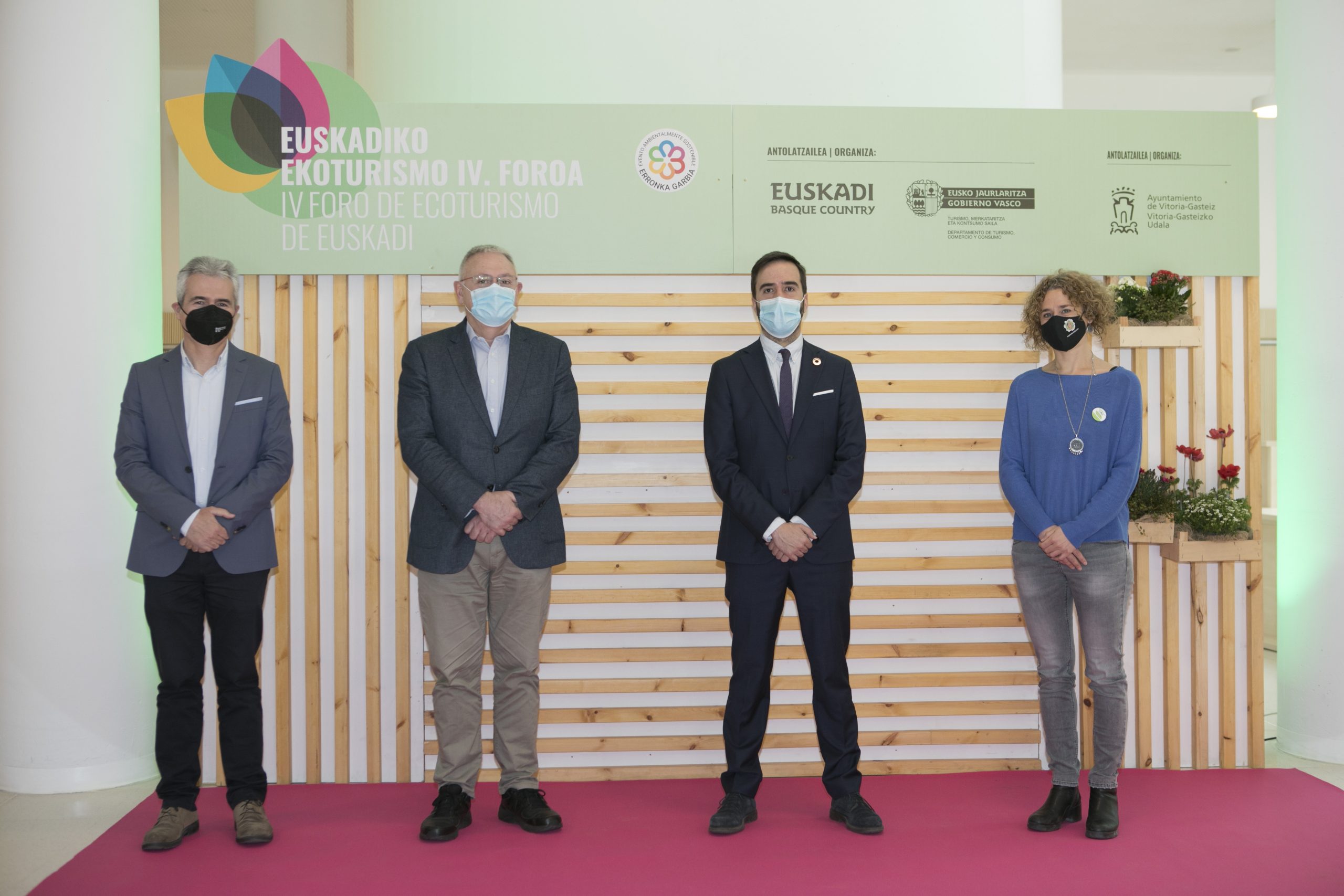 Ricardo Blanco, Jefe de Área de Turismo Sostenible de la Secretaría de Estado de Turismo, Daniel Solana, Director de Basquetour, Javier Hurtado, Consejero de Turismo, Comercio y Consumo de Euskadi y manda Guzmán, Gerente de la Asociación de Ecoturismo en España